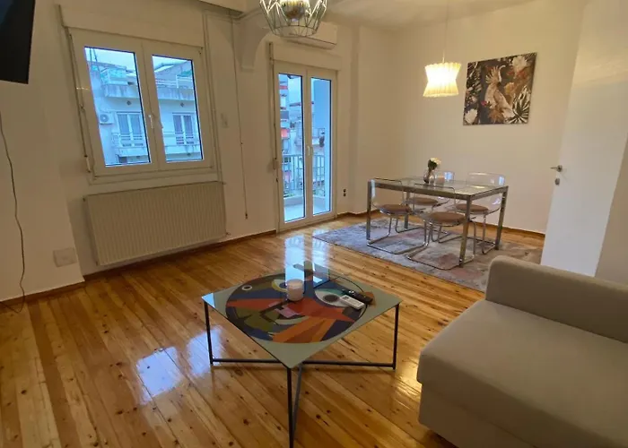 Modern, Centrally Located Apartment *