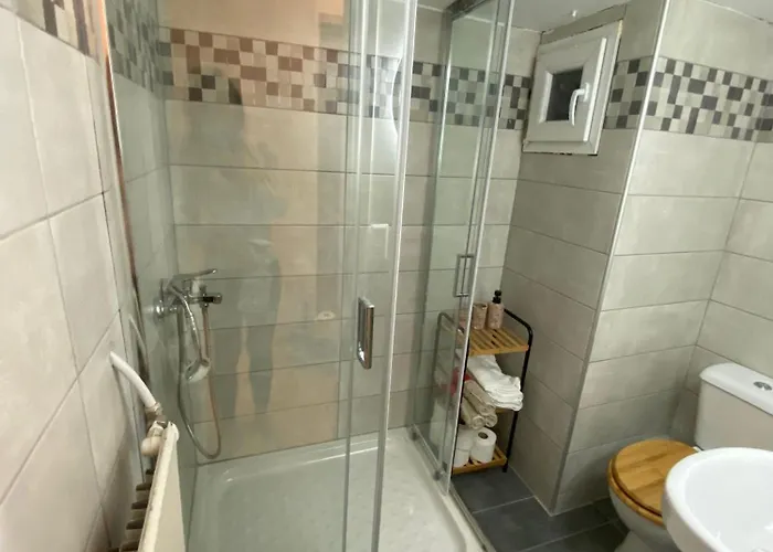 Modern, Centrally Located Apartment *
